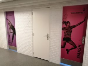 Masser af farver og billeder af idrætsudøvere på gangene i Pulzion