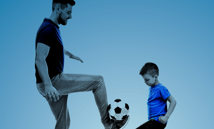 Mand og dreng spiller fodbold